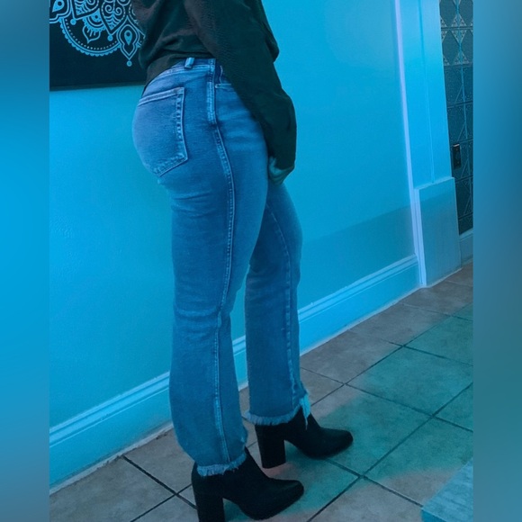 Good American Good Curve Cropped Straight Jeans with distressed hem - Picture 2 of 15